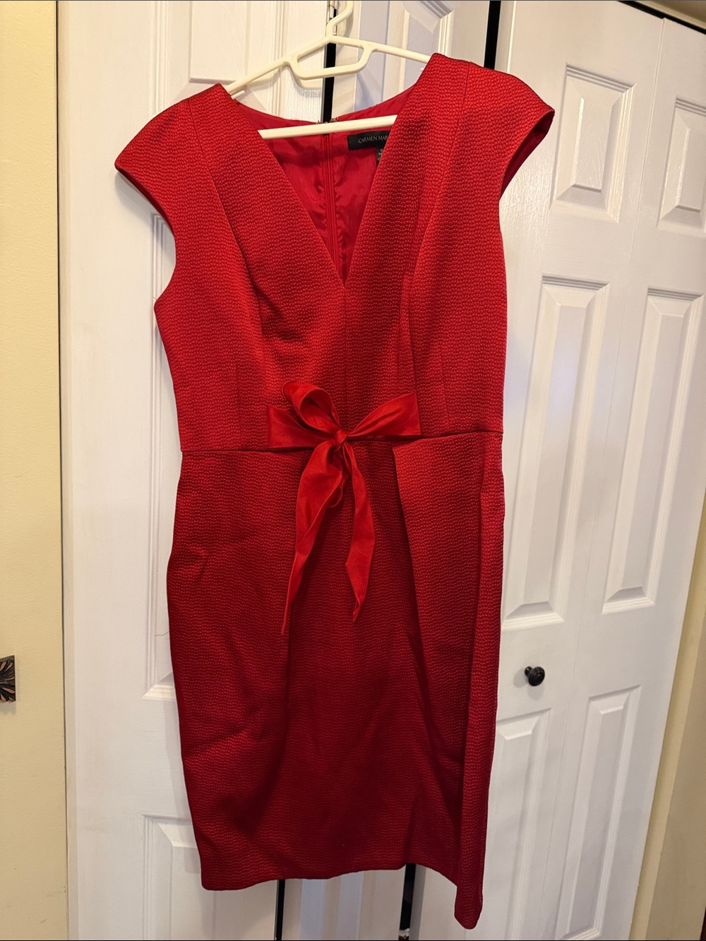 Carmen Marc Valvo Red V-Neck Midi Sheath Dress with Waist Tie